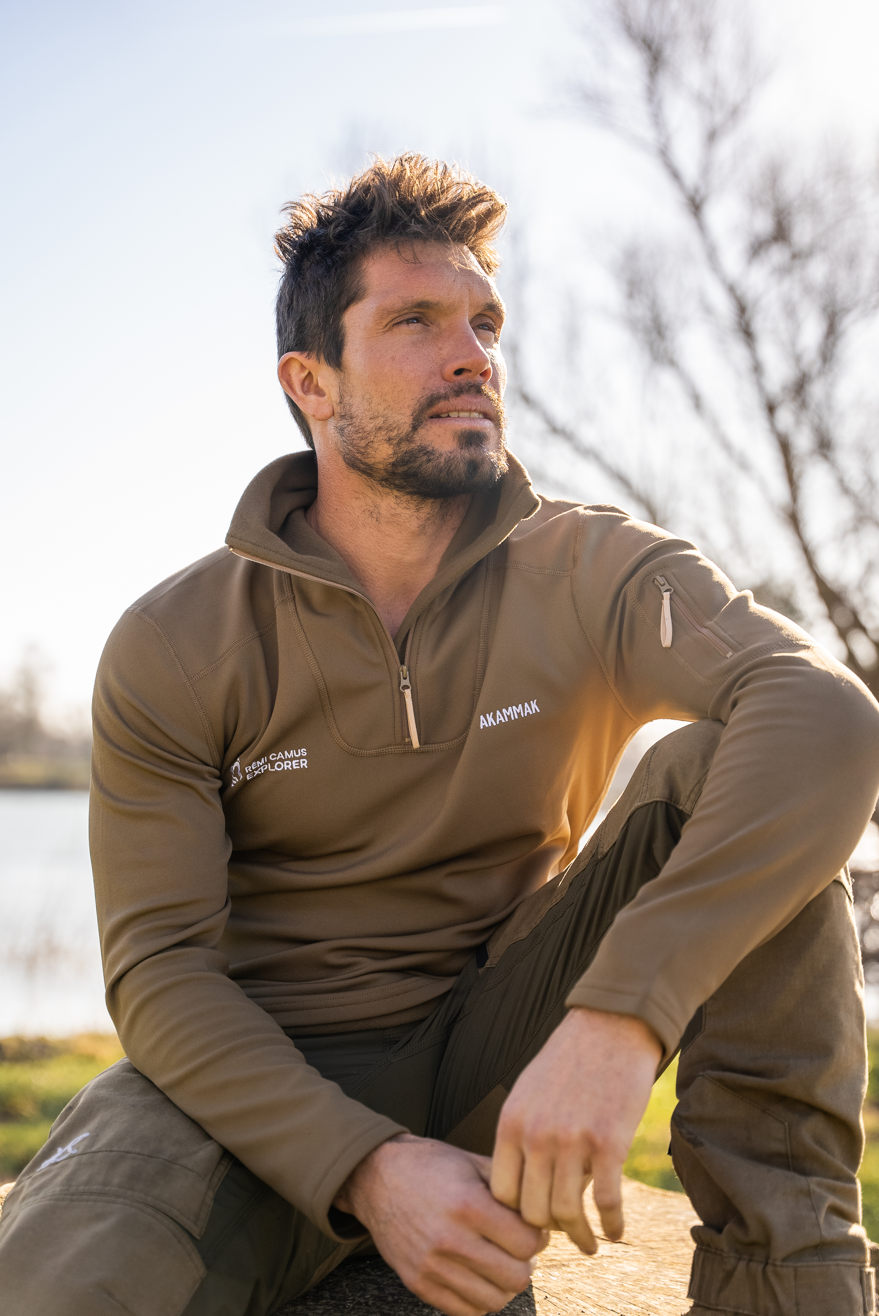 Rémi assis avec un pull Pika